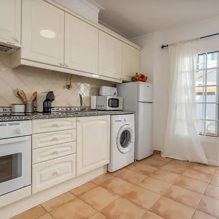 Bright & Cozy House With Terrace By Hostwise شقة