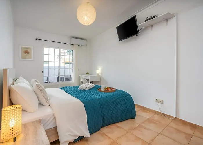 Bright & Cozy House With Terrace By Hostwise Διαμέρισμα *