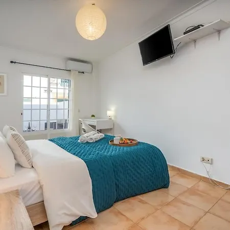 Bright & Cozy House With Terrace By Hostwise Appartement *