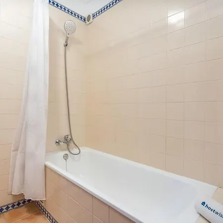 דירה Bright & Cozy House With Terrace By Hostwise