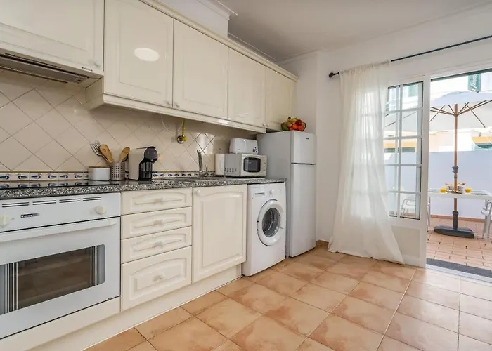 Bright & Cozy House With Terrace By Hostwise 아파트